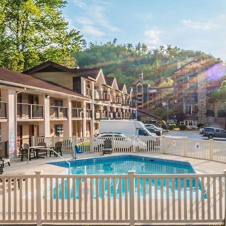מלון Super 8 By Wyndham Downtown Gatlinburg At Convention Center מראה חיצוני תמונה