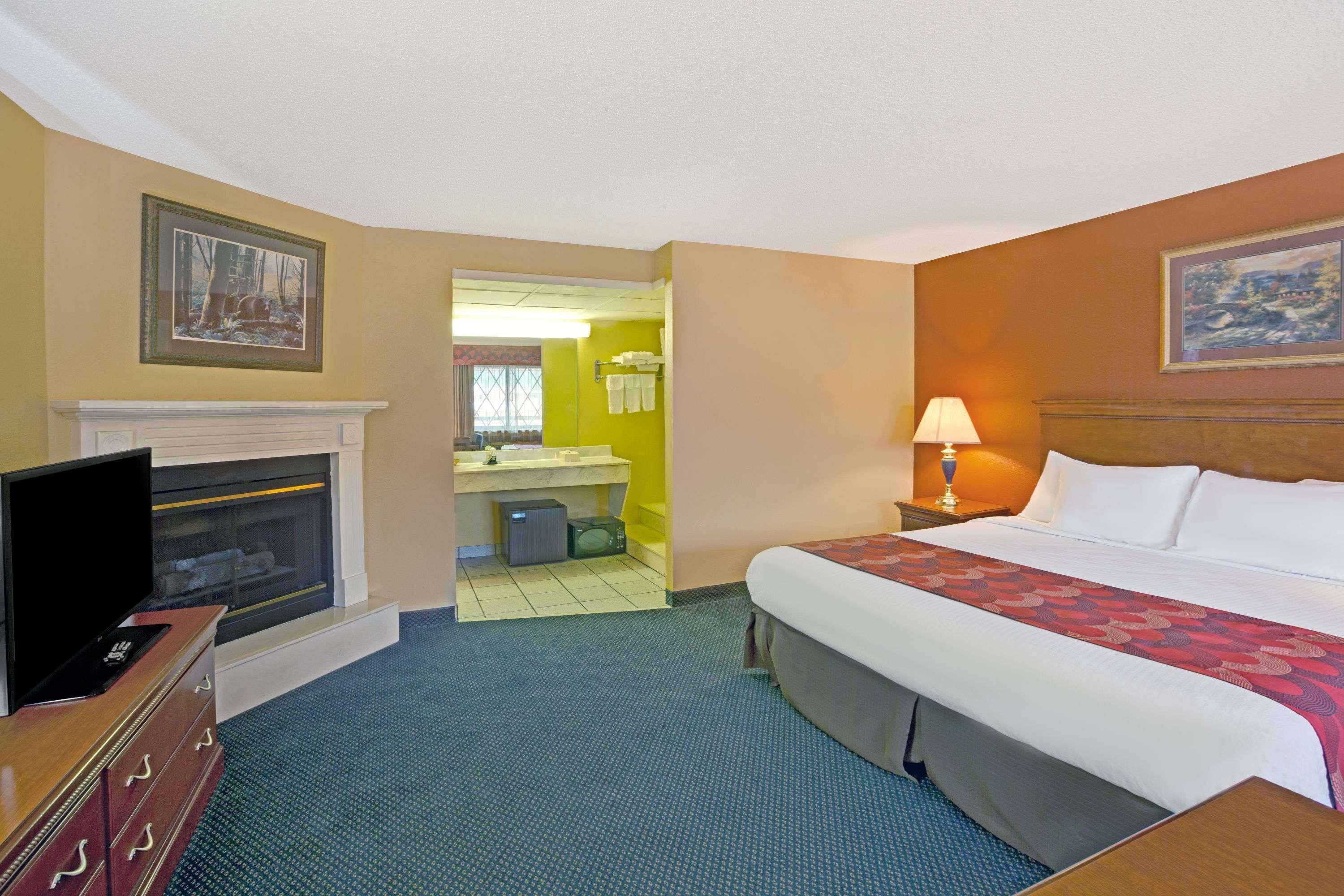 מלון Super 8 By Wyndham Downtown Gatlinburg At Convention Center מראה חיצוני תמונה