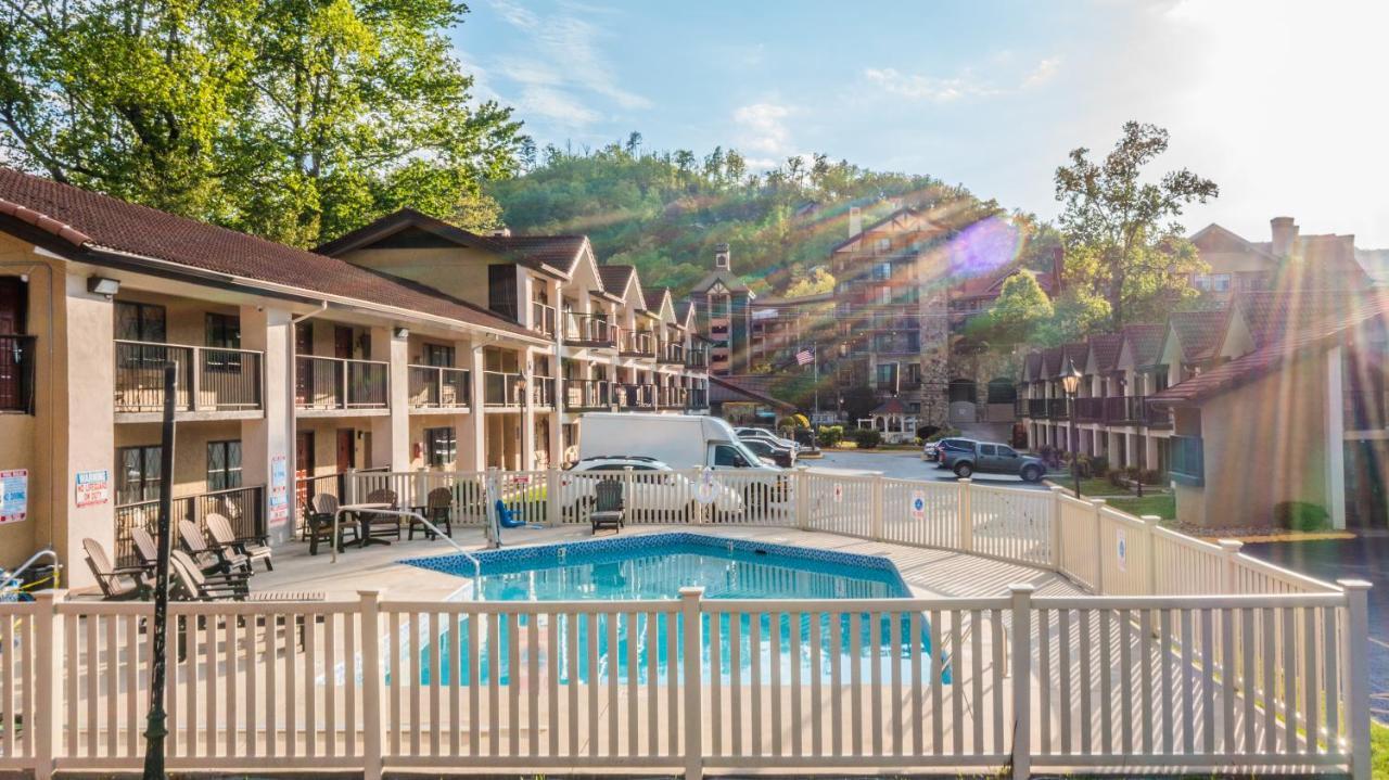 מלון Super 8 By Wyndham Downtown Gatlinburg At Convention Center מראה חיצוני תמונה