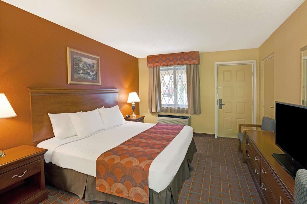 מלון Super 8 By Wyndham Downtown Gatlinburg At Convention Center מראה חיצוני תמונה