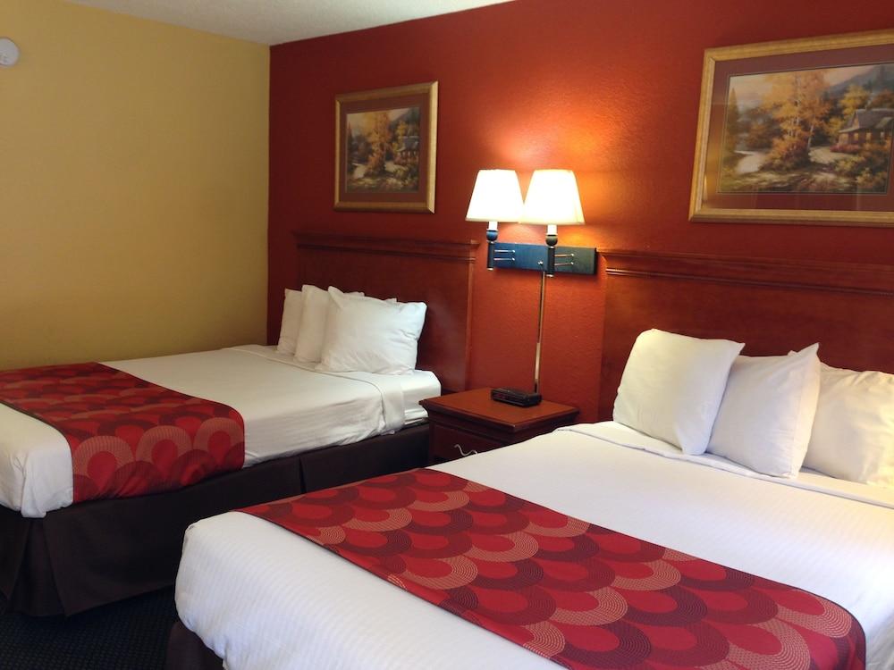 מלון Super 8 By Wyndham Downtown Gatlinburg At Convention Center מראה חיצוני תמונה