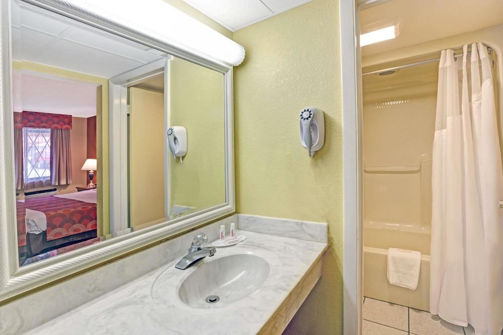 מלון Super 8 By Wyndham Downtown Gatlinburg At Convention Center מראה חיצוני תמונה