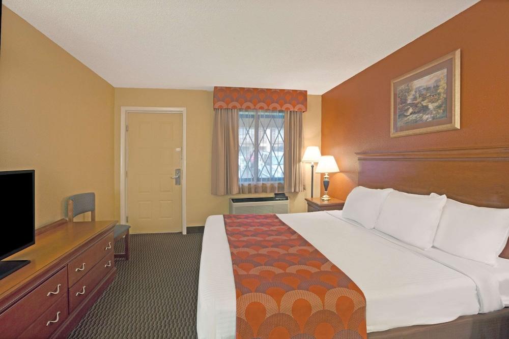 מלון Super 8 By Wyndham Downtown Gatlinburg At Convention Center מראה חיצוני תמונה