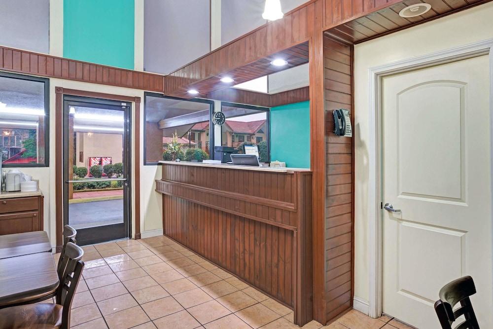 מלון Super 8 By Wyndham Downtown Gatlinburg At Convention Center מראה חיצוני תמונה