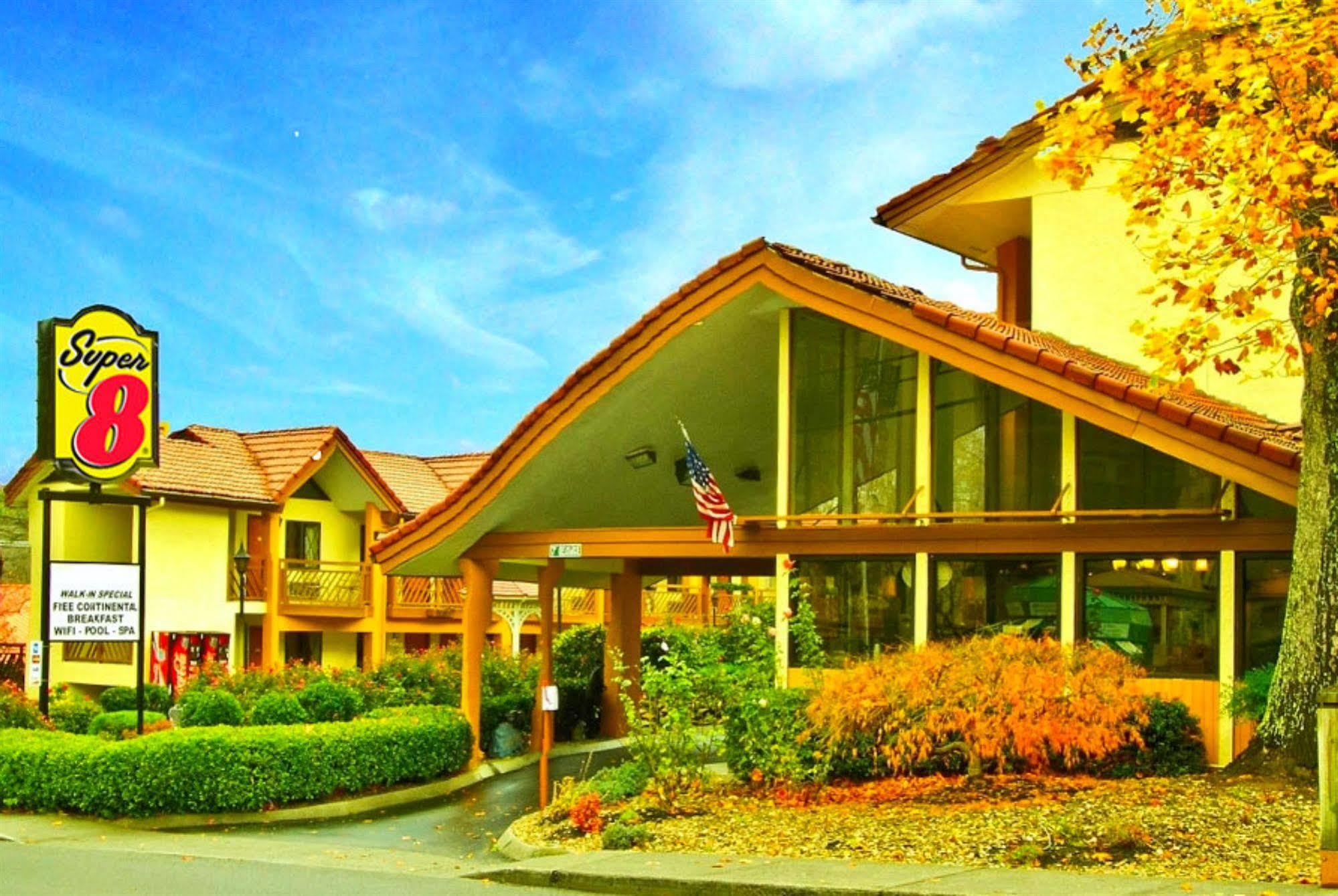 מלון Super 8 By Wyndham Downtown Gatlinburg At Convention Center מראה חיצוני תמונה